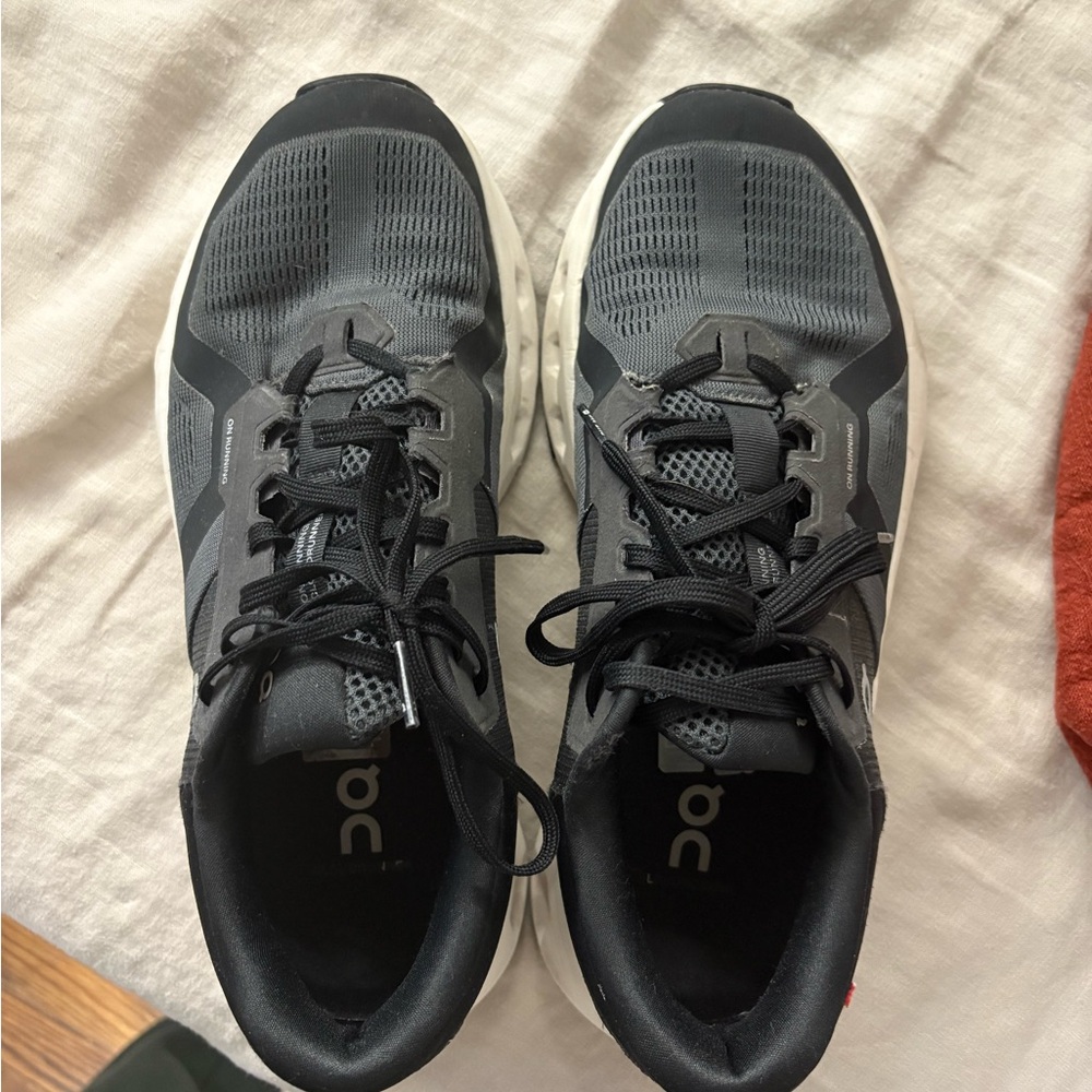 On Running Women’s Cloudrunner 2 Size 9 Wide